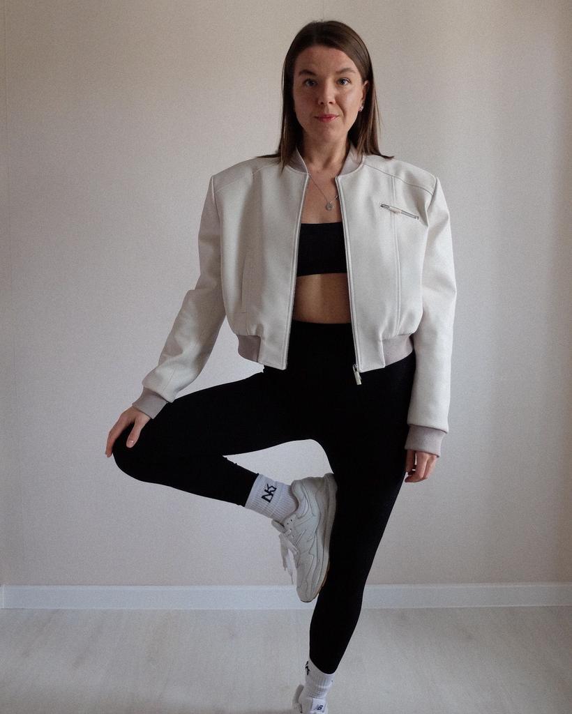 Видеопроцесс пошива бомбера МЭЙДИ