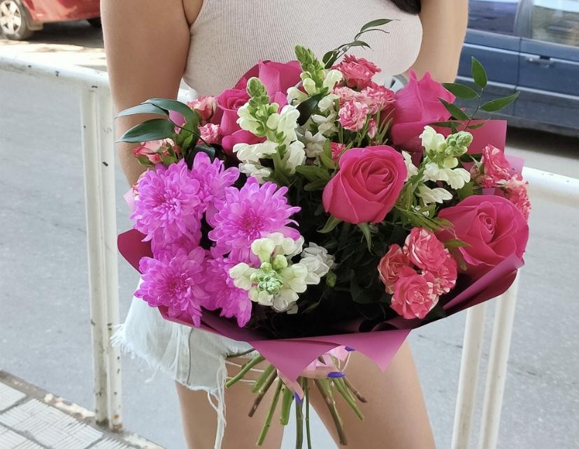 Букет цветов малиновый