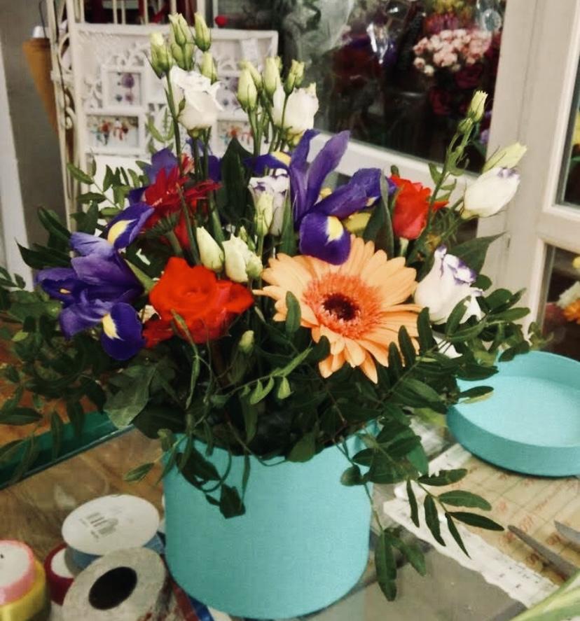 Цветы в шляпной коробке,.Яркая игра,,