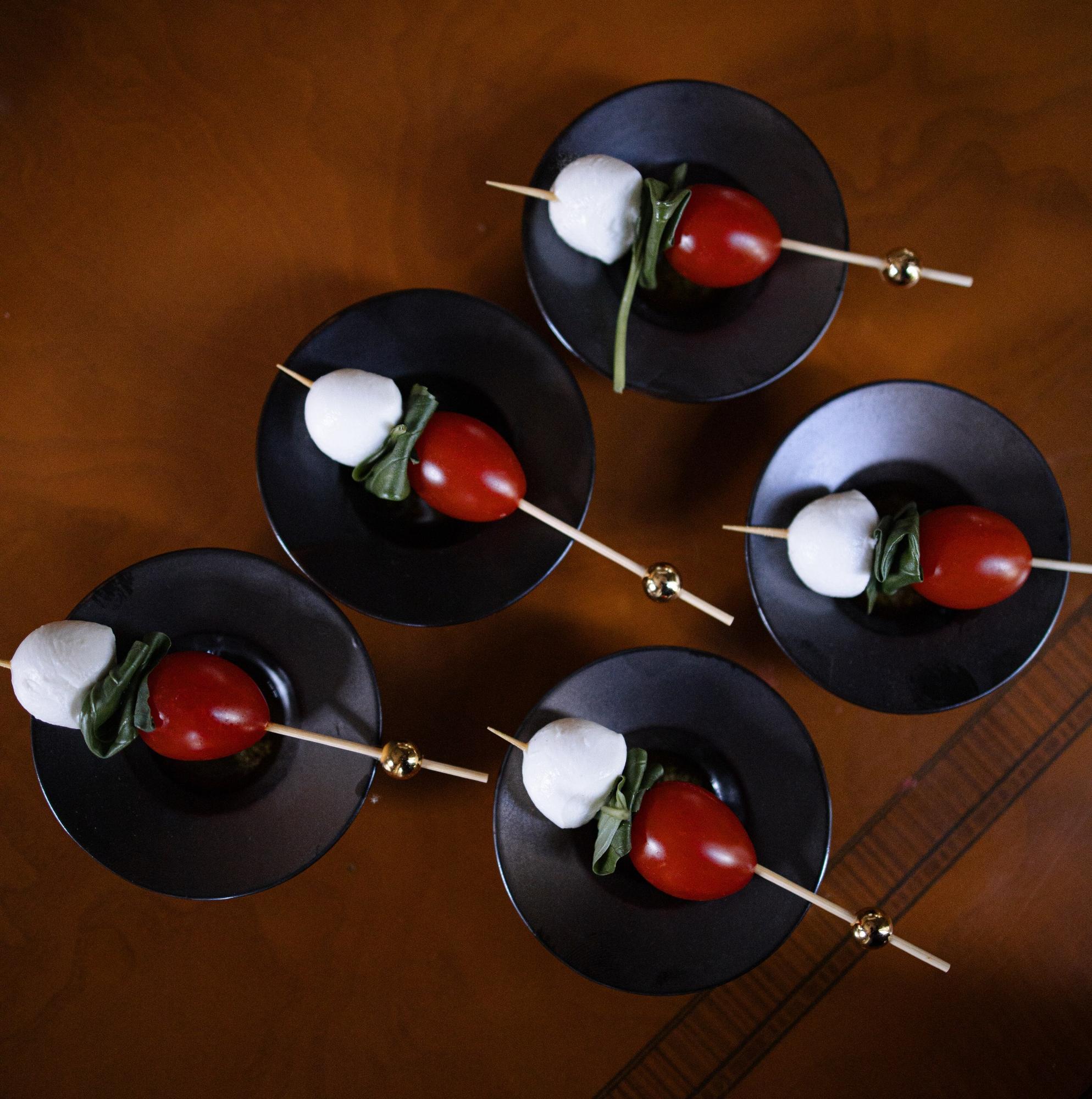 Канапе с черри, моцареллой, базиликом и соусом песто