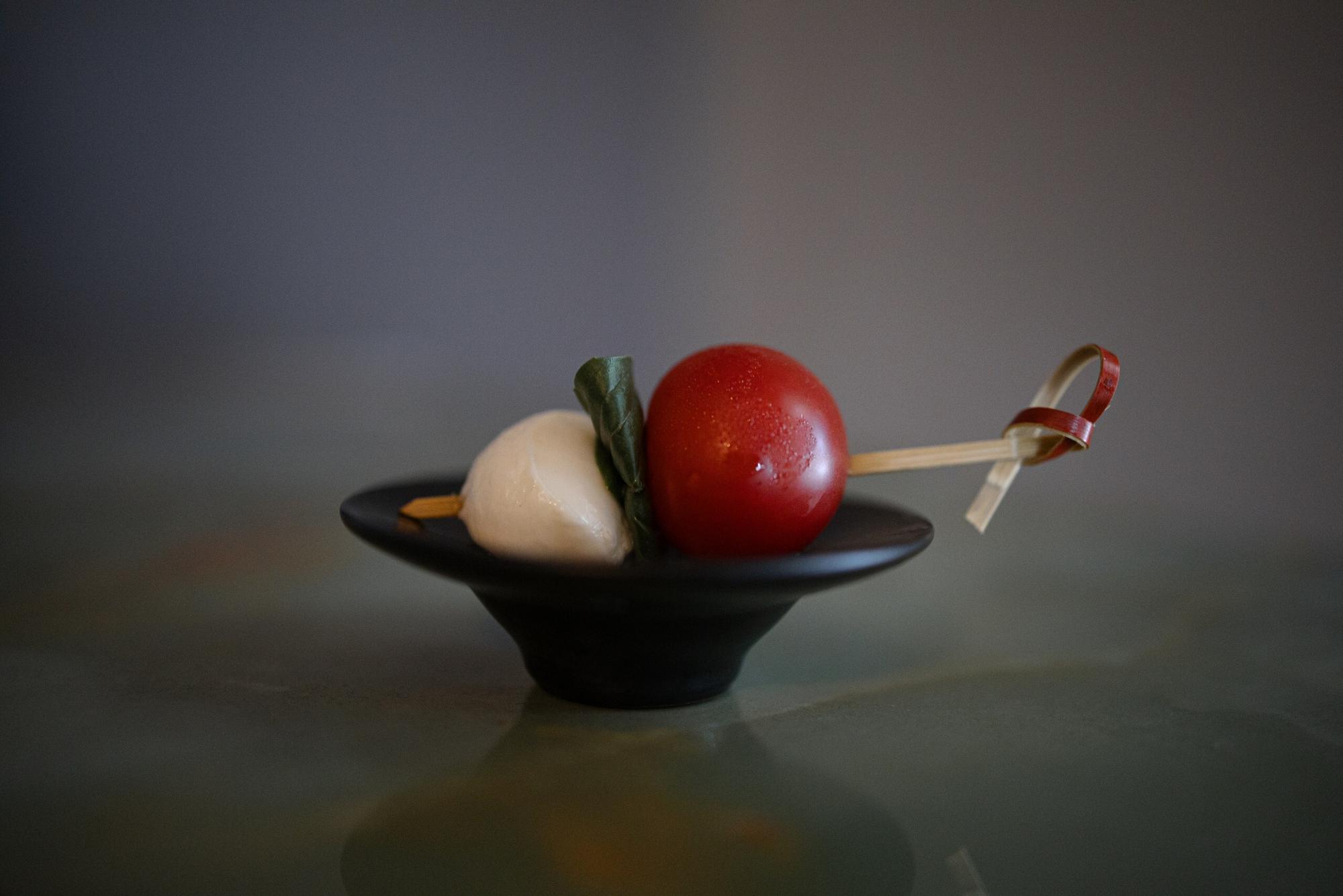 Канапе с черри, моцареллой, базиликом и соусом песто