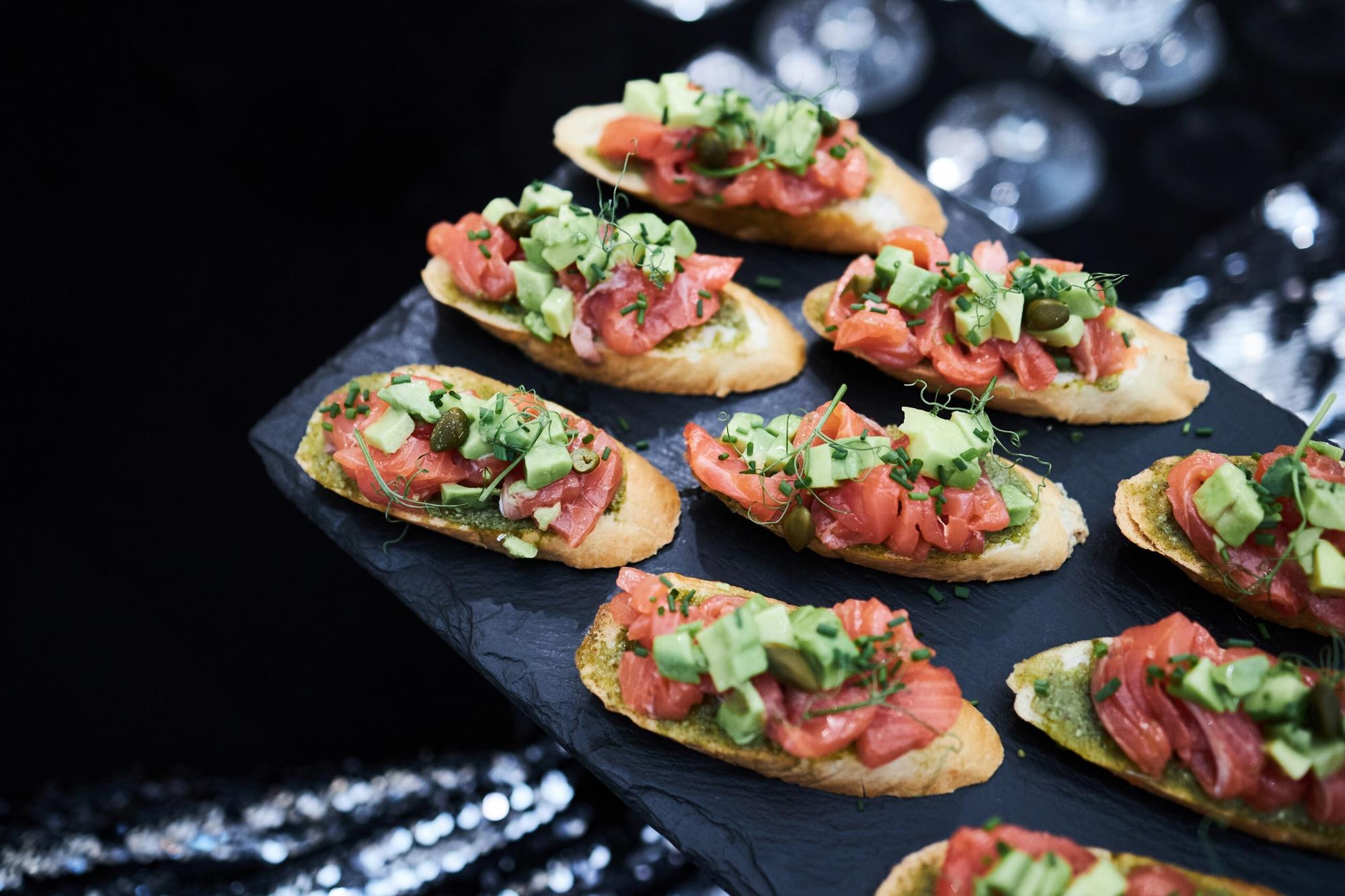 Брускетта с лососем и авокадо