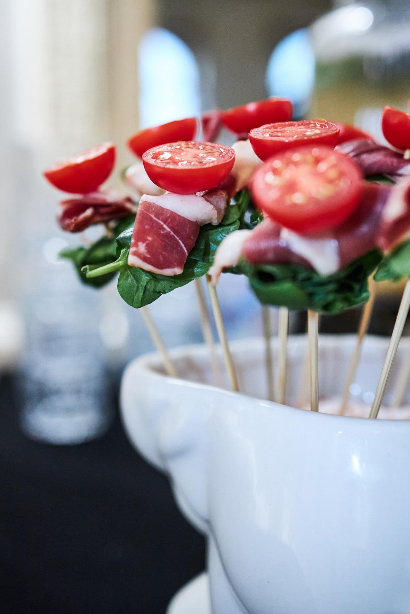 Канапе с подкопченной уткой, черри и фисташковой пудрой