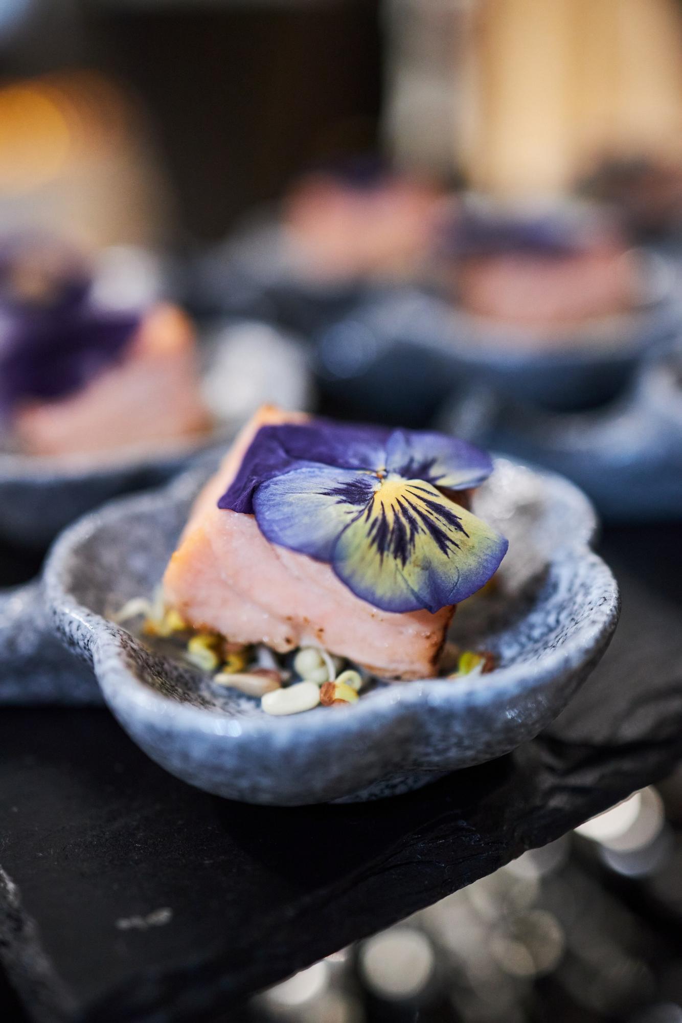 Подпаленный лосось с виолой