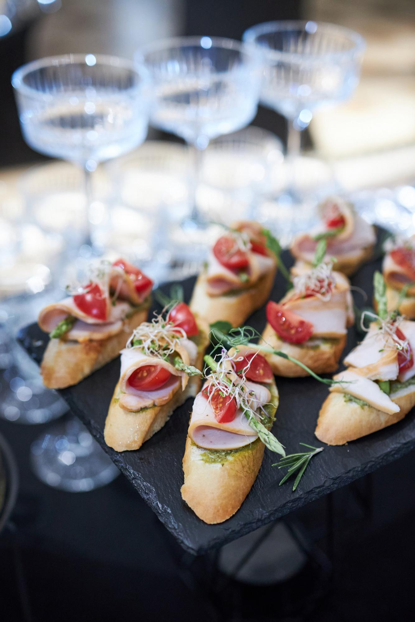 Брускетта с индейкой и черри