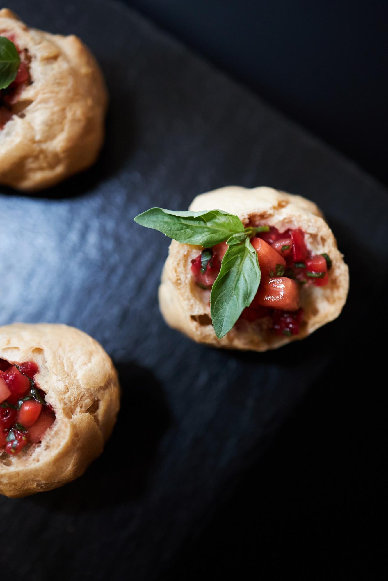 Профитроль с тартатом из клубники