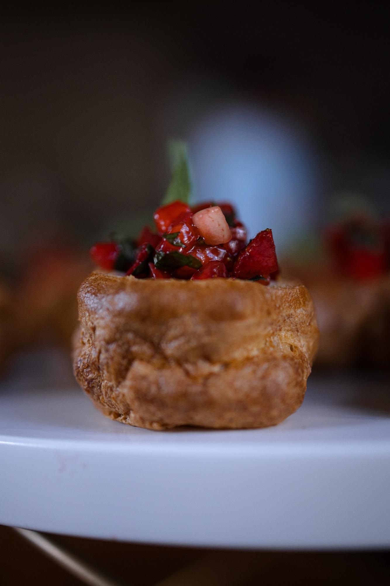 Профитроль с тартатом из клубники