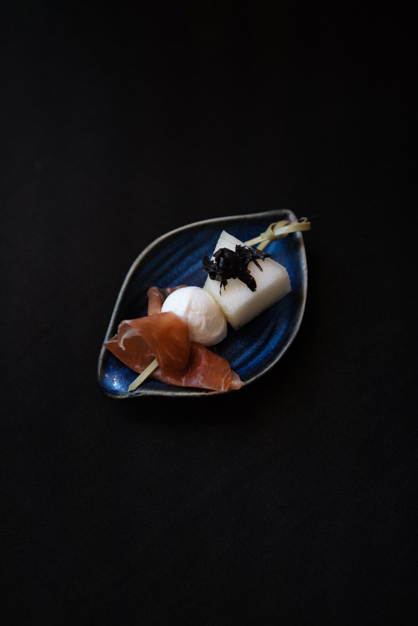 Канапе с моцареллой, дыней и прошутто