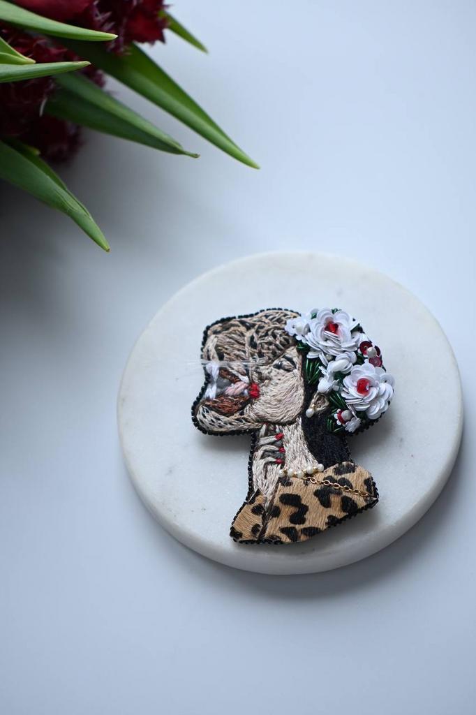 Брошь Женщина Лео