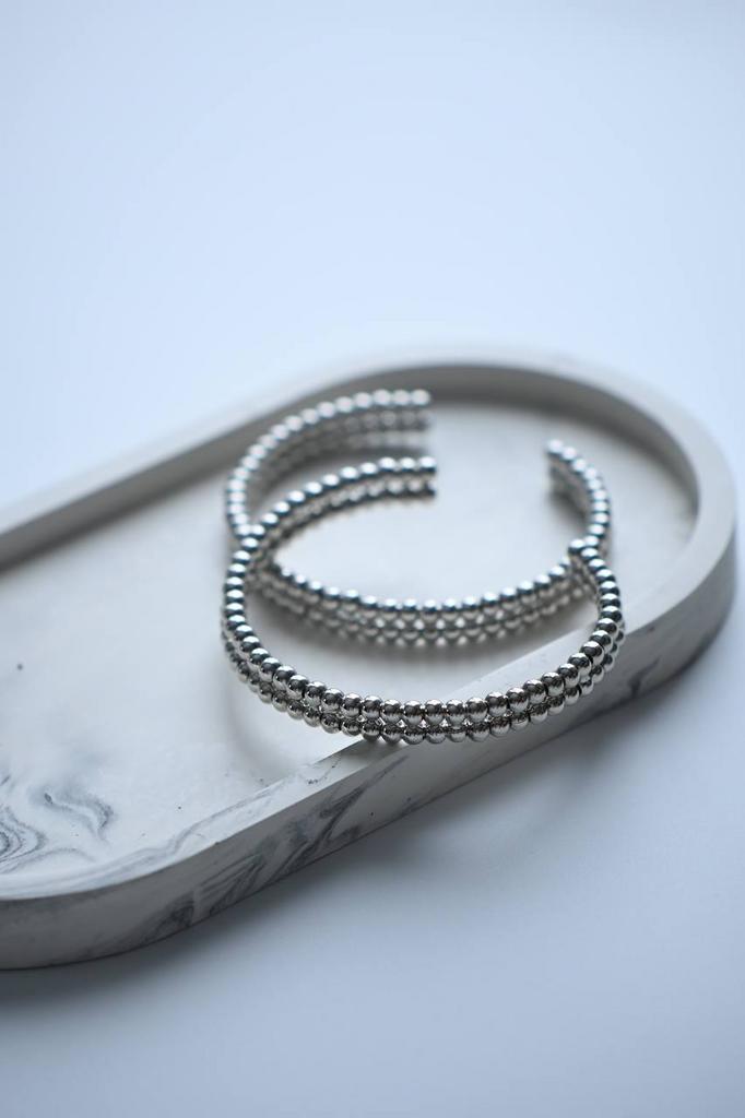 Пара серебристых браслетов