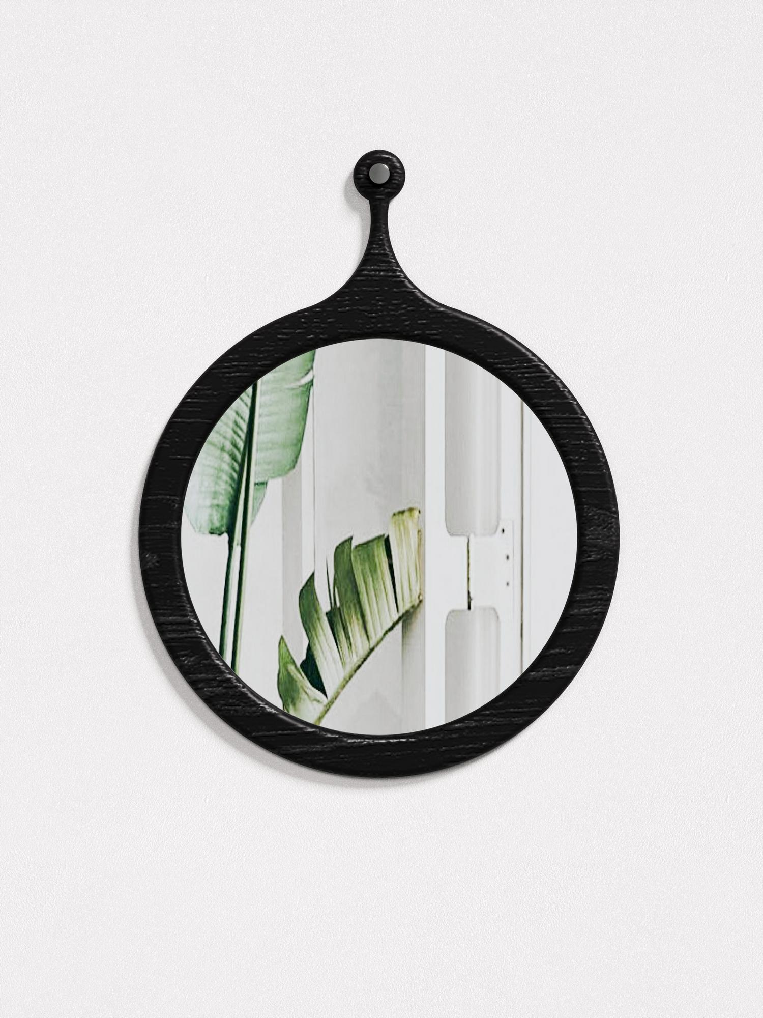 Зеркало настенное в черной раме