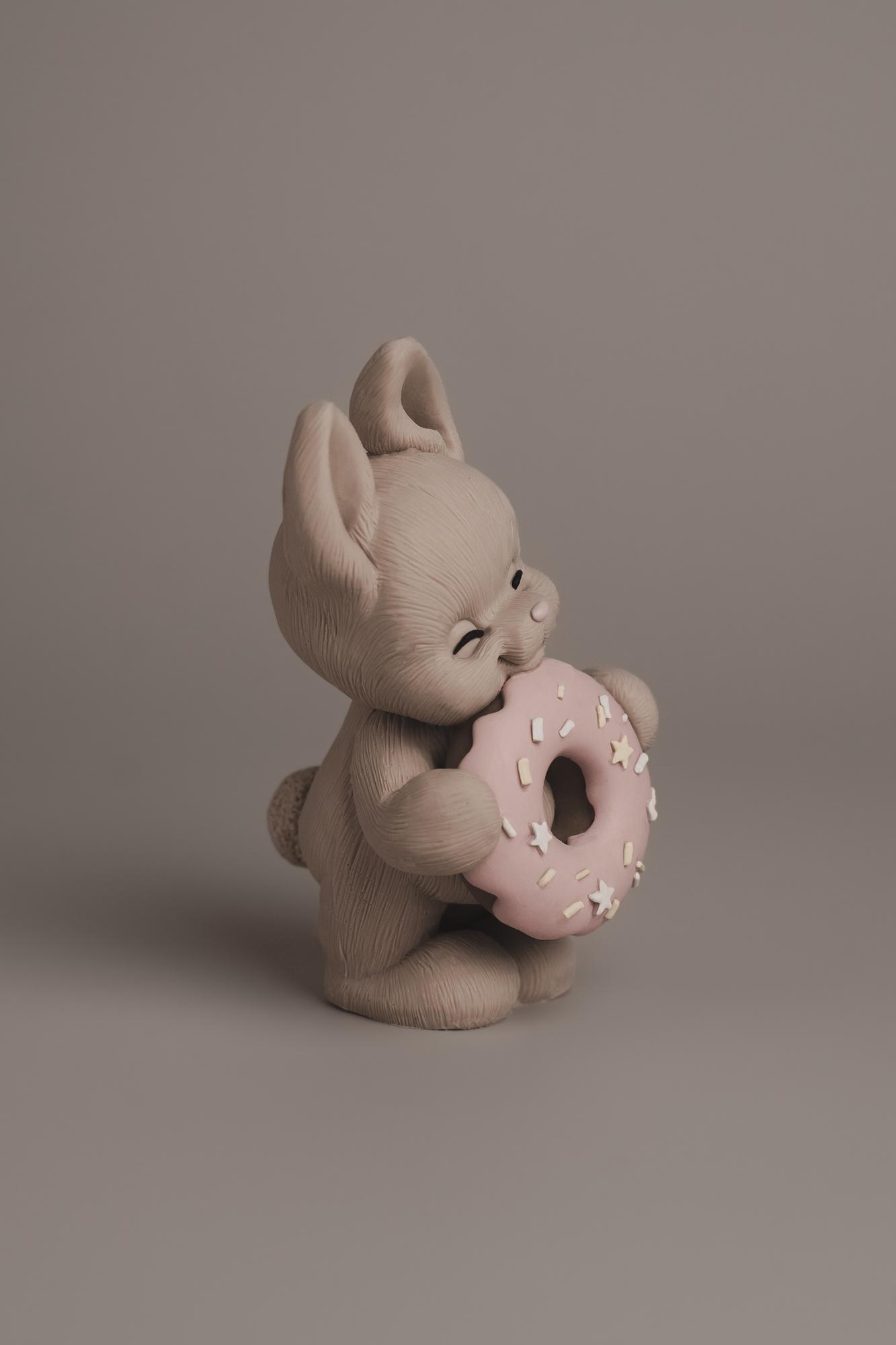 Зайка Лилу с пончиком