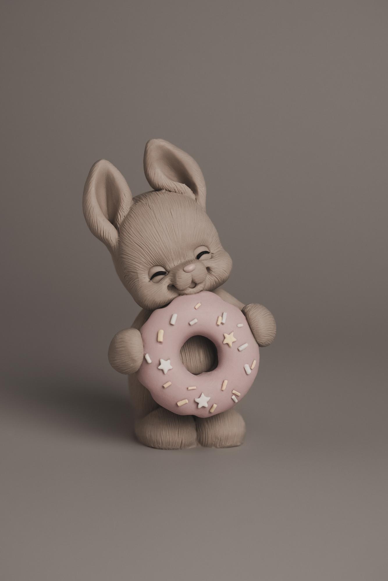 Зайка Лилу с пончиком