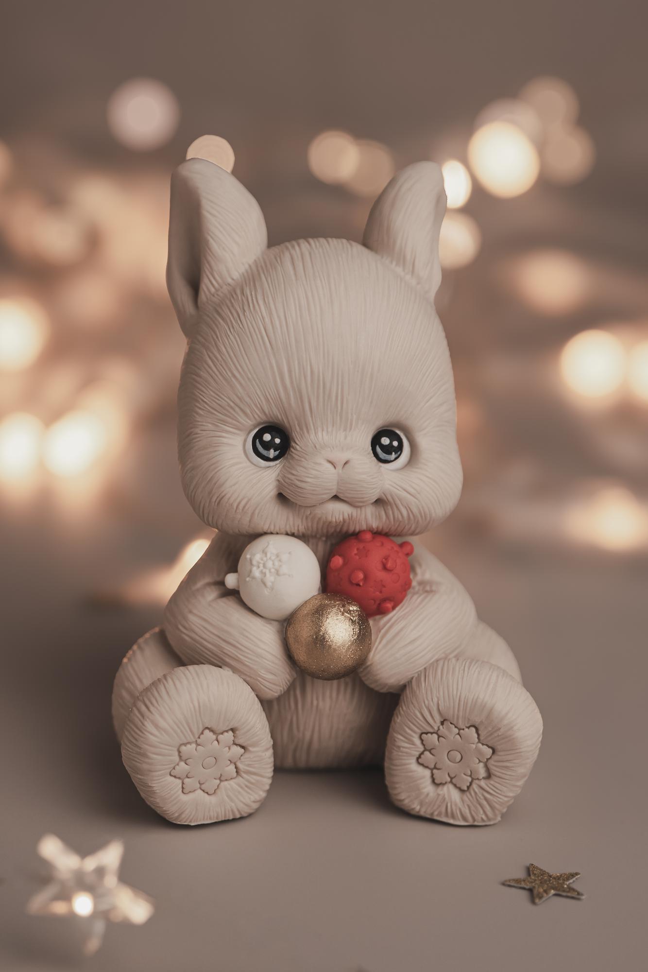 Зайка Лилу с ёлочными шарами