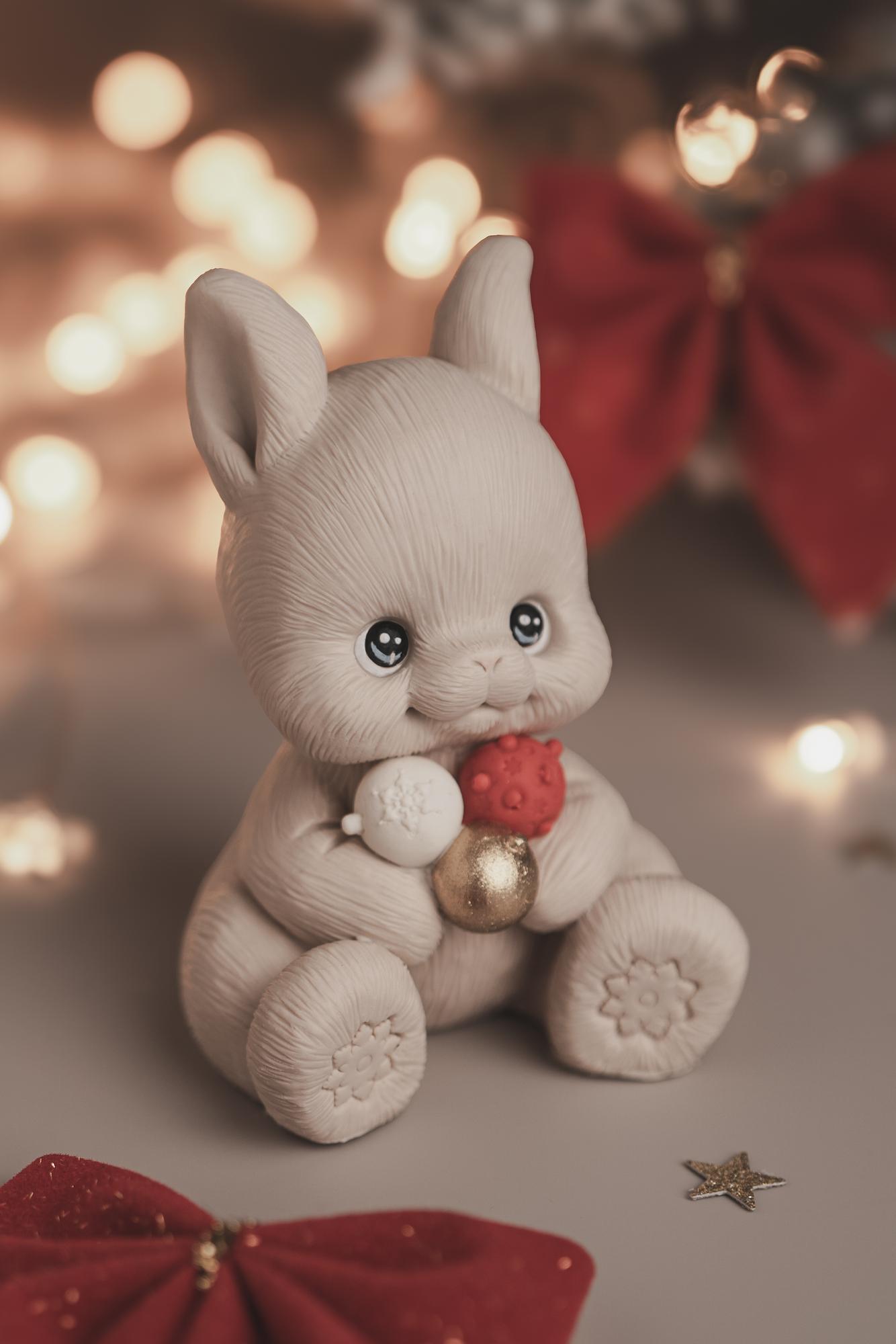 Зайка Лилу с ёлочными шарами