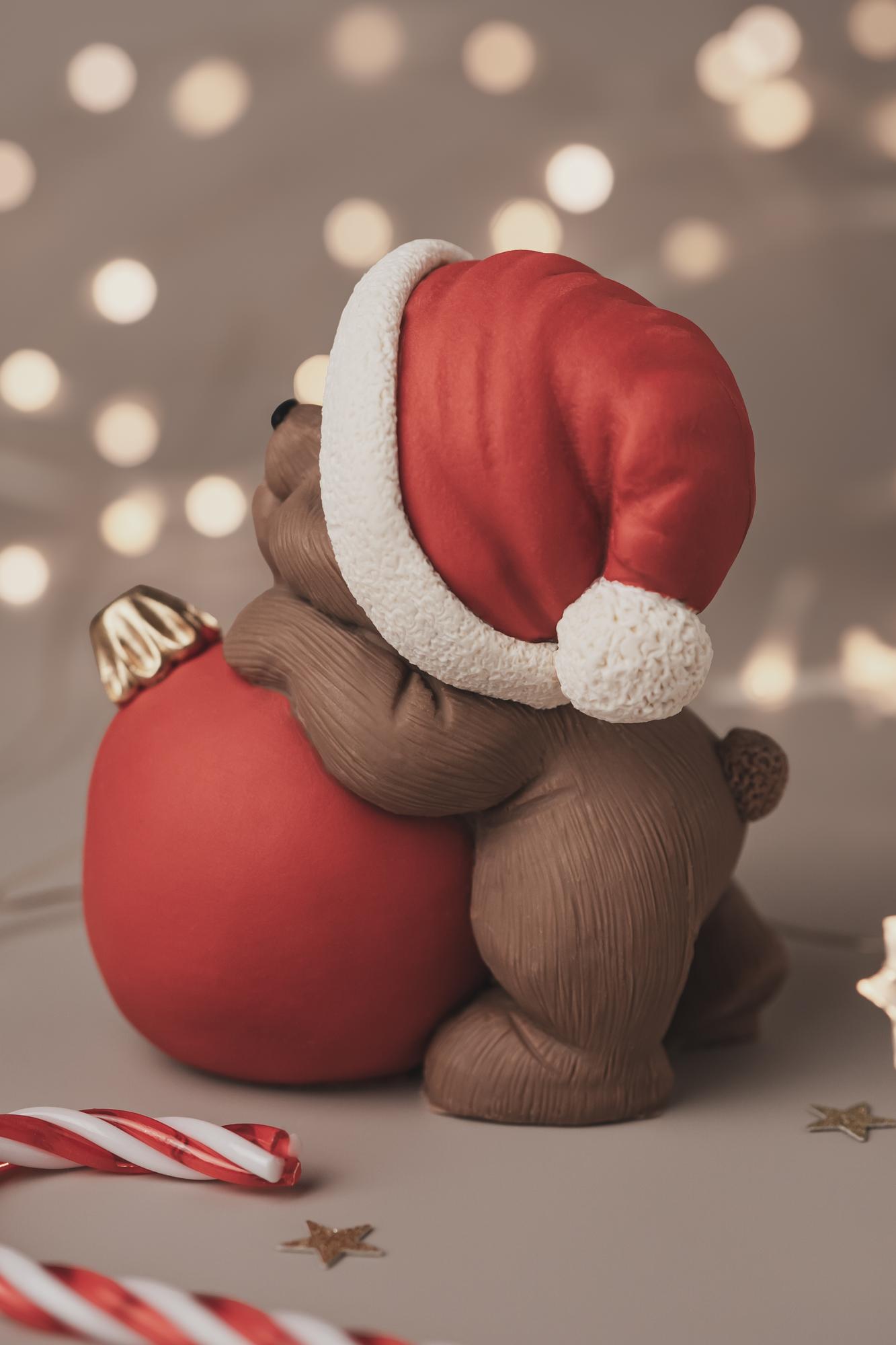 Медвежонок Брауни и большой ёлочный шар