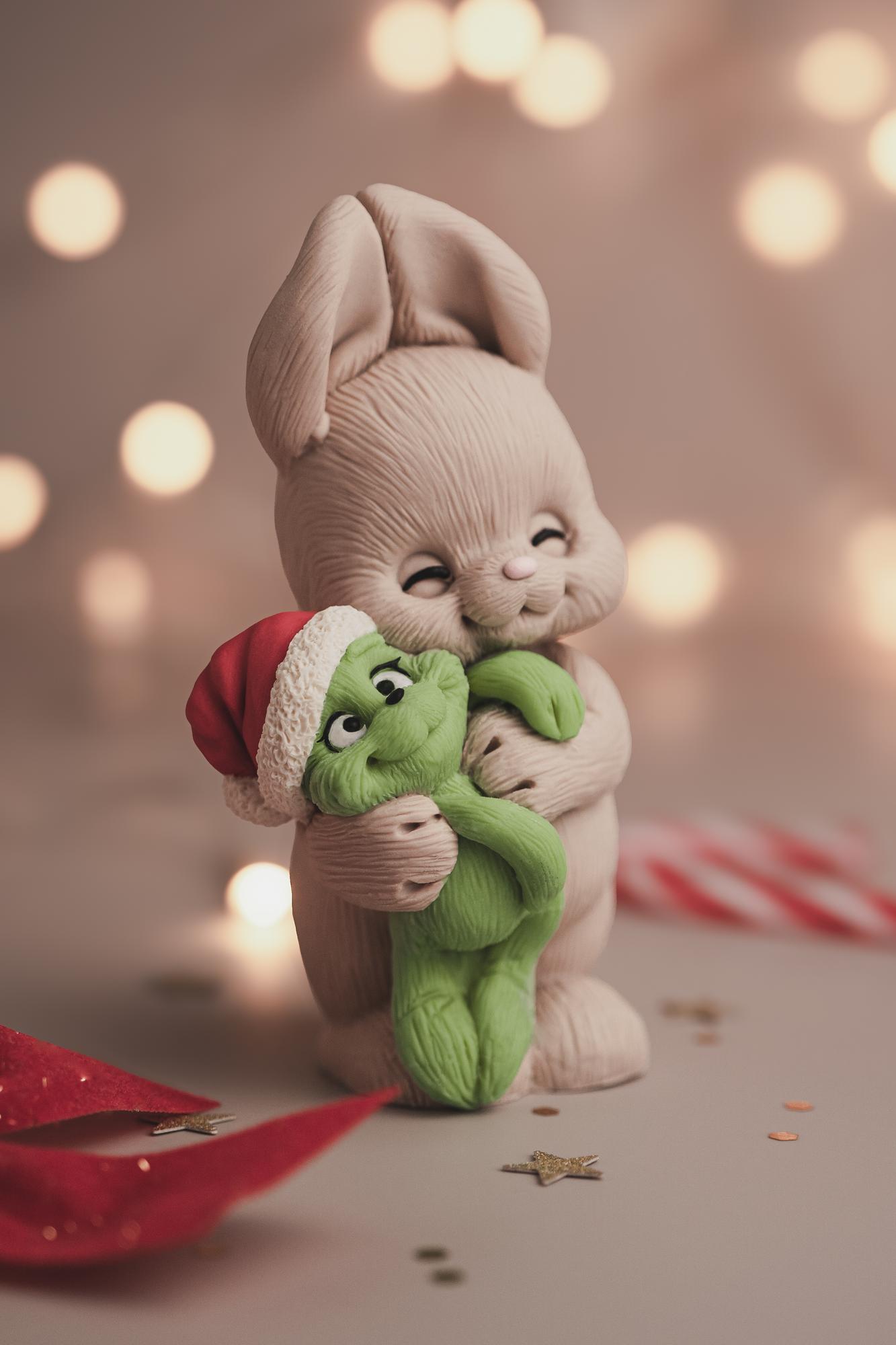 Зайка Лилу с игрушкой Гринчем