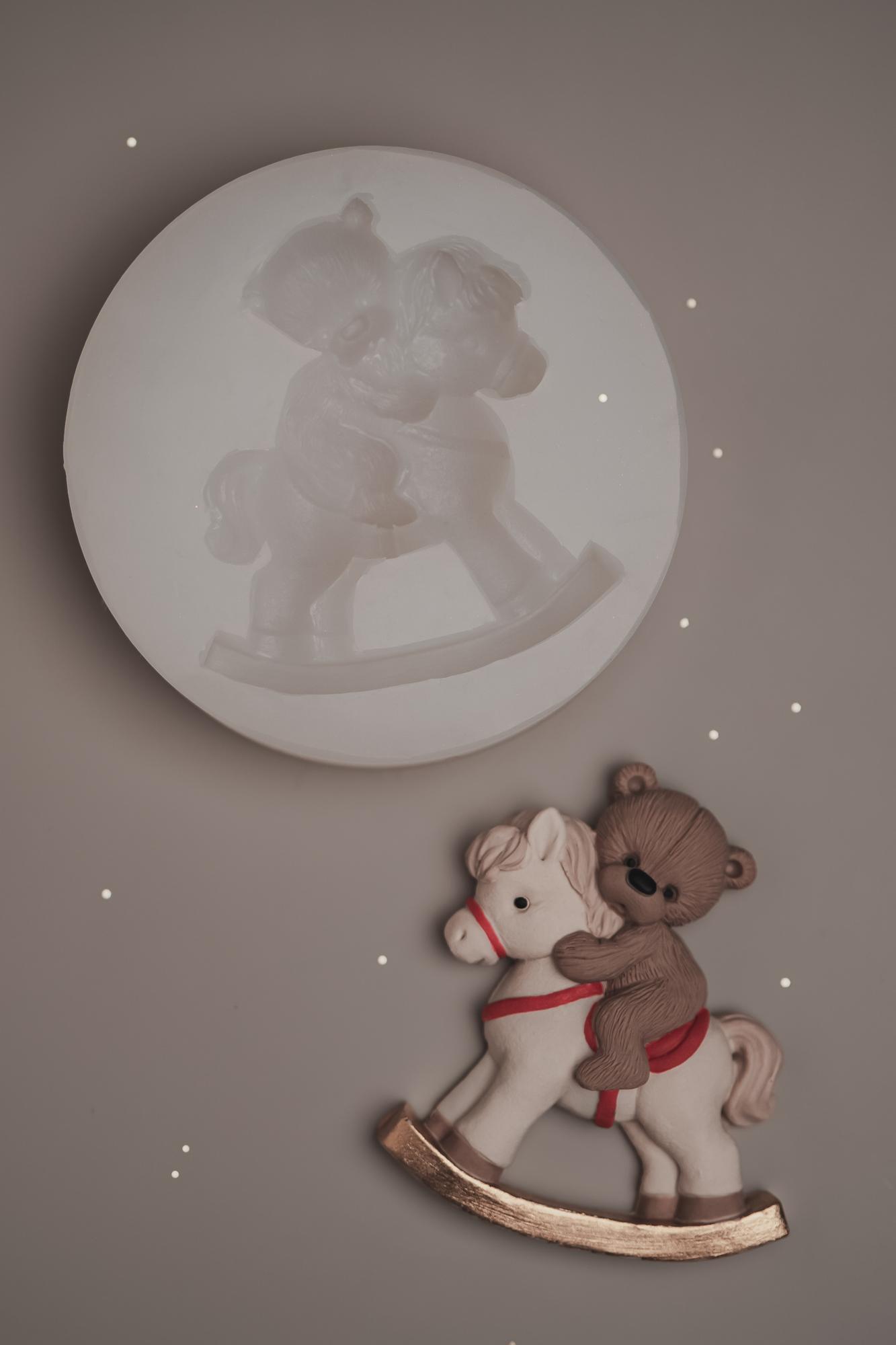 2D - Медвежонок Брауни на лошадке-качалке