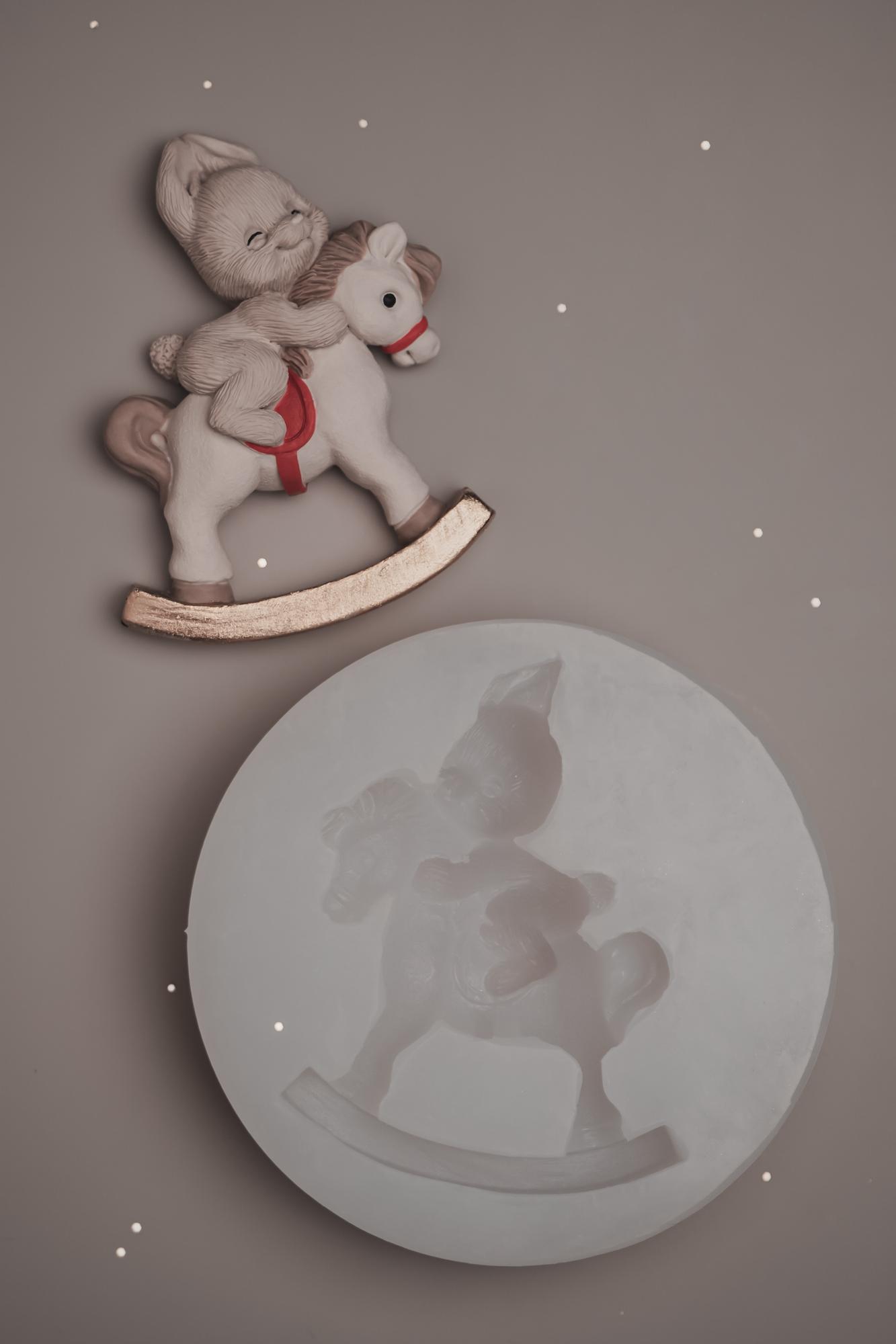 2D - Зайка Лилу на лошадке-качалке