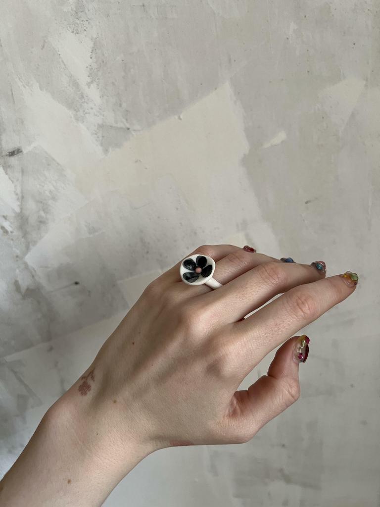 колечко керамическое  черный цветочек 15,5