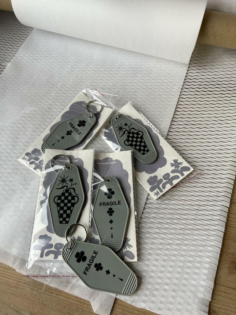 брелок на ключи серый