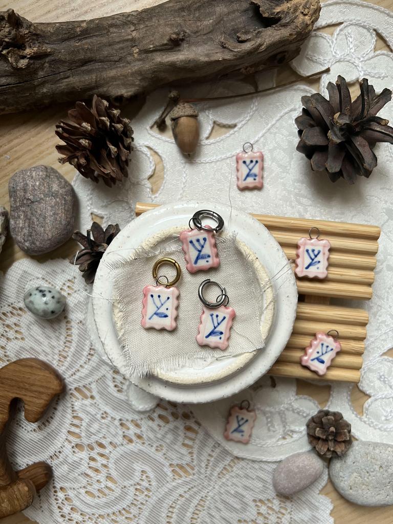 подвеска марка розовая