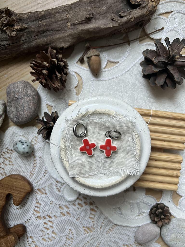 подвеска крестик-цветок красненькая
