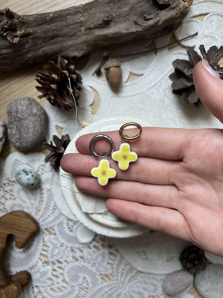 подвеска крестик-цветок ярко-зеленая