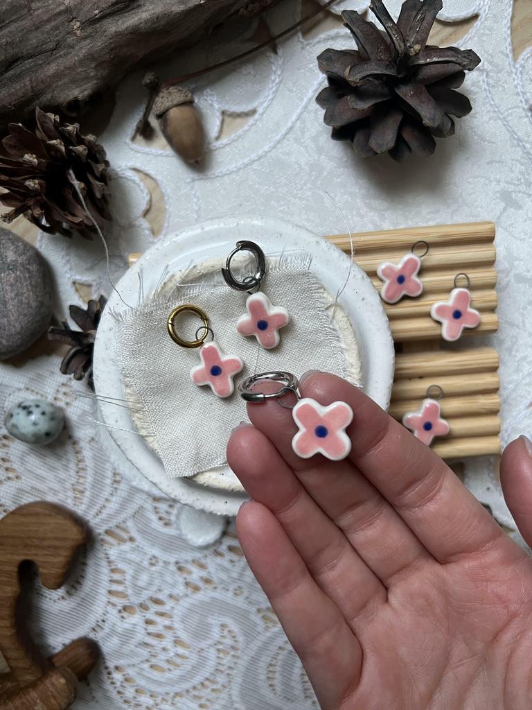 подвеска крестик-цветок розовый с синей серединкой