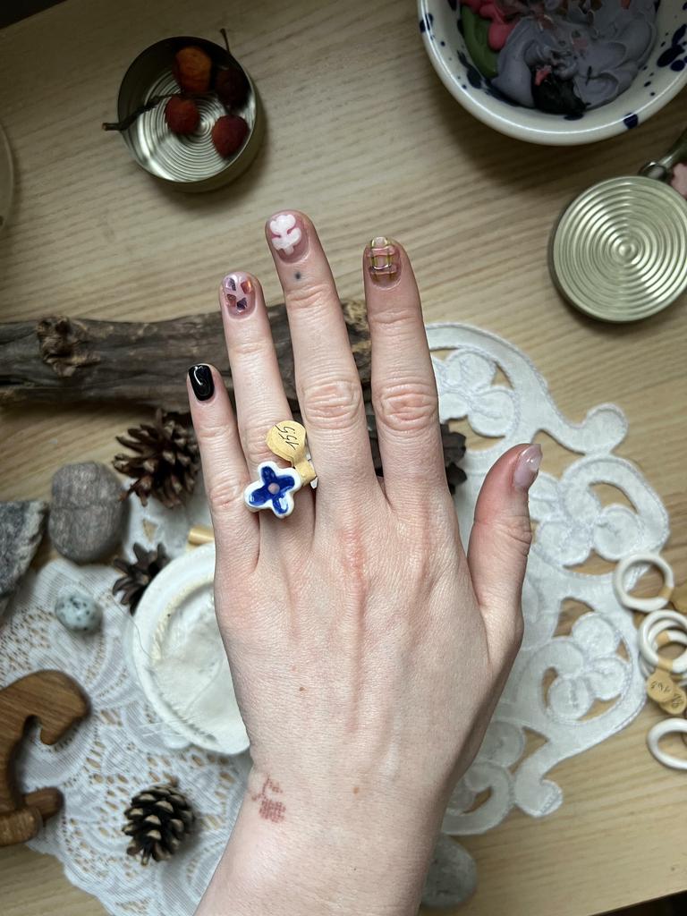 колечко керамическое цветок синий  15.5