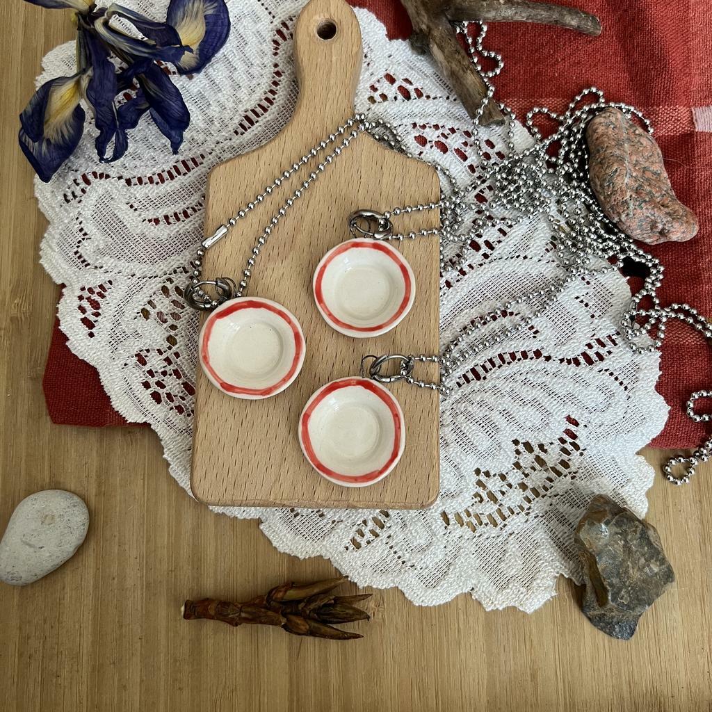 подвеска тарелочка с красной каемкой