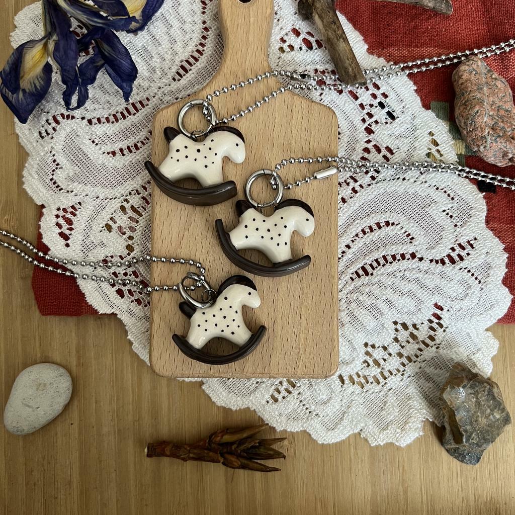 подвеска лошадка-каталка в яблоко