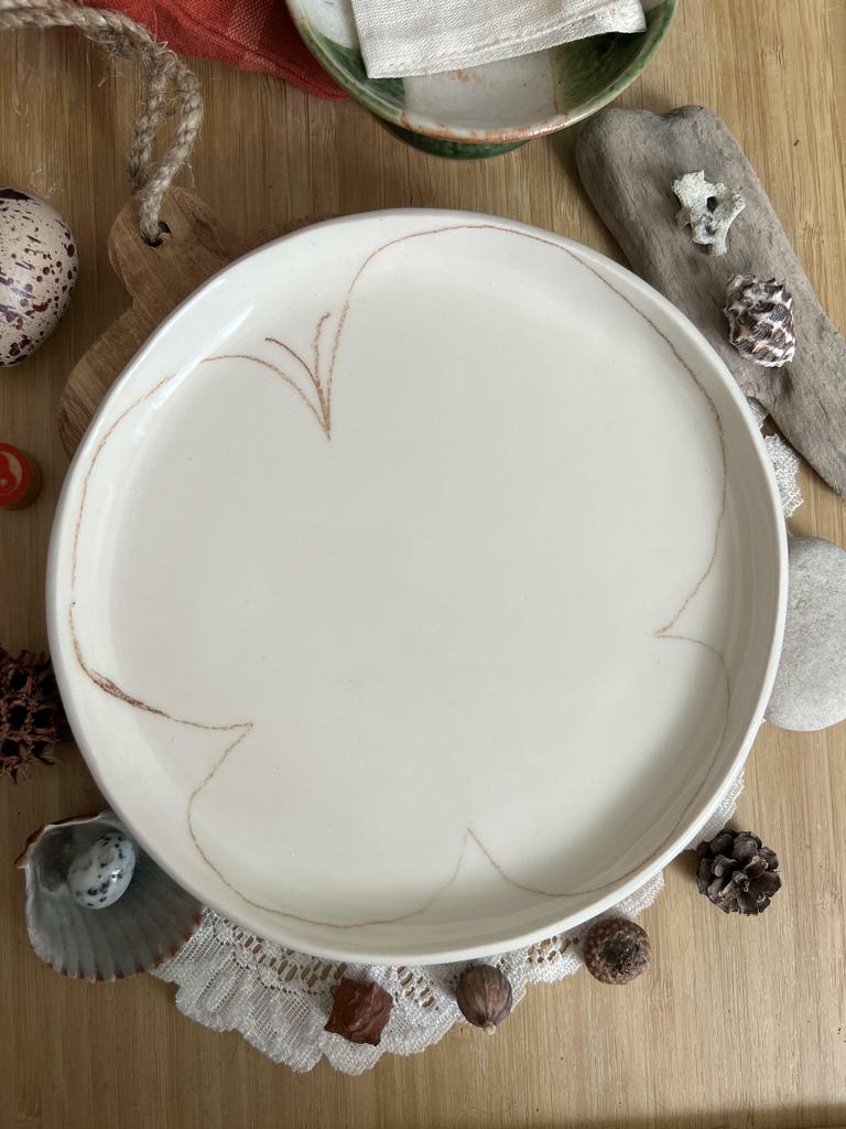 тарелка с коричневой бабочкой