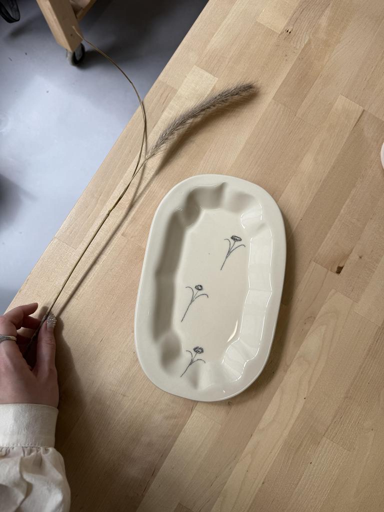 тарелка ажурная с полями три цветка