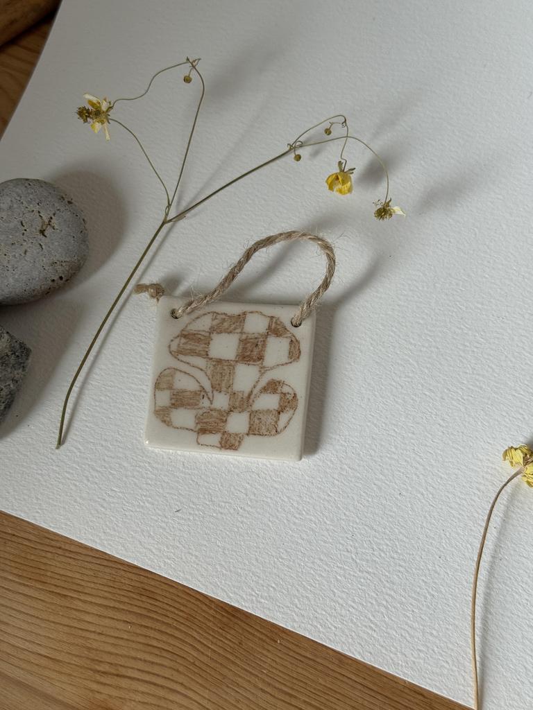 плиточка коричневый цветок в шашку