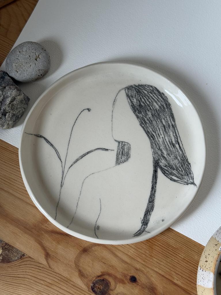 тарелка круглая с девочкой раз