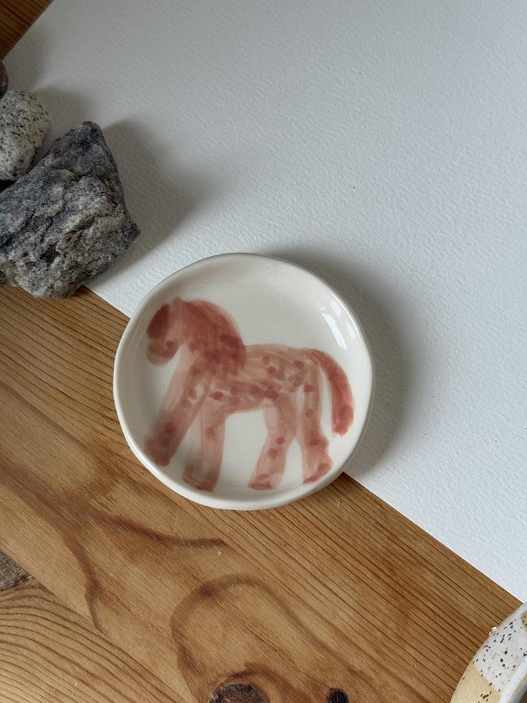 тарелочка акварельная лошадка розовая