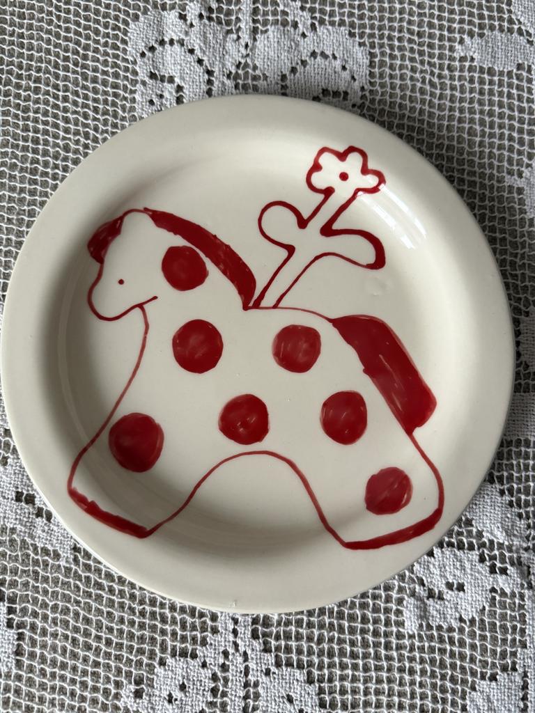 тарелка с лошадкой красной