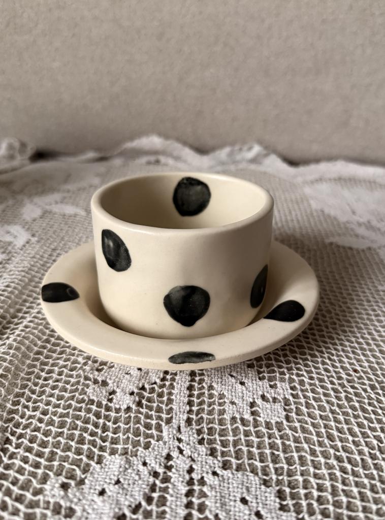 стаканчик с блюдцем в черный горох 190мл