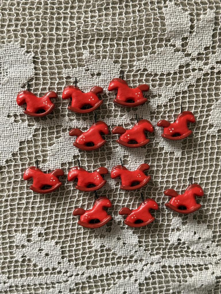 лошадка каталка красная с небольшим браком