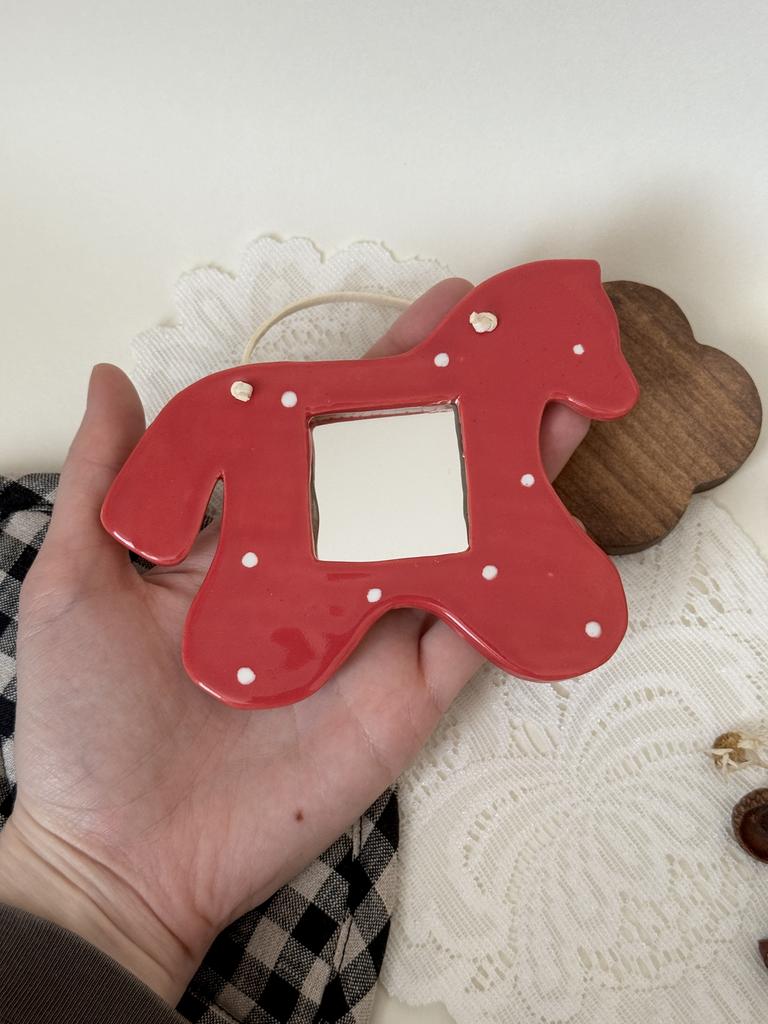 зеркальце лошадка красная два