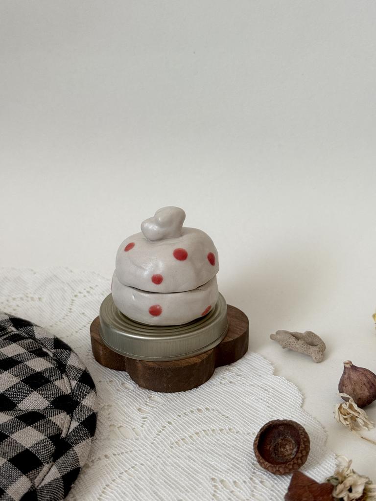 шкатулочка в красный горох с зайчиком