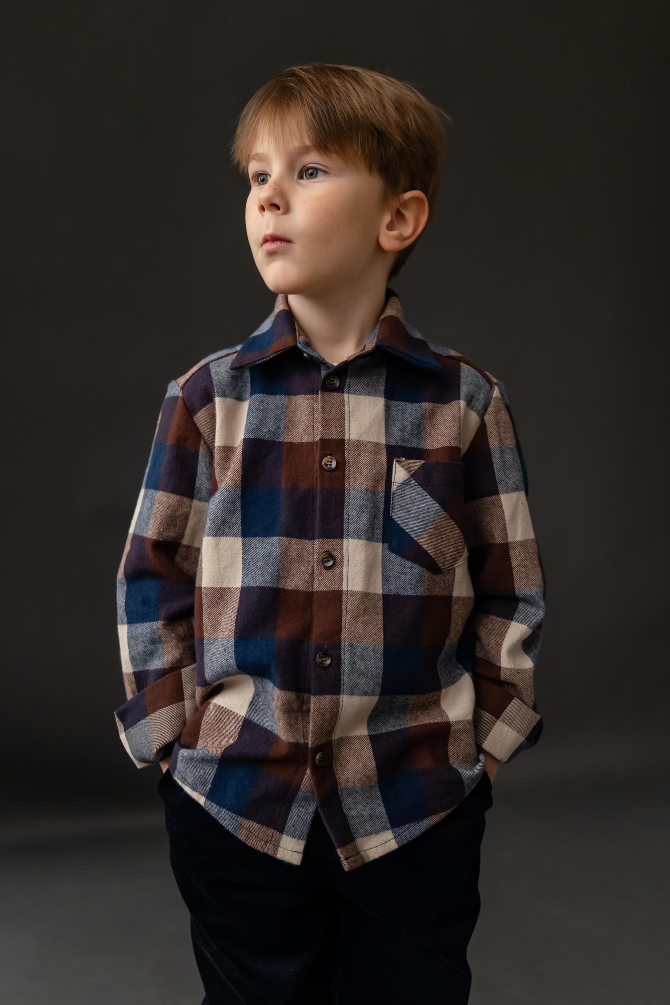 Рубашка в синюю клетку на коричневом