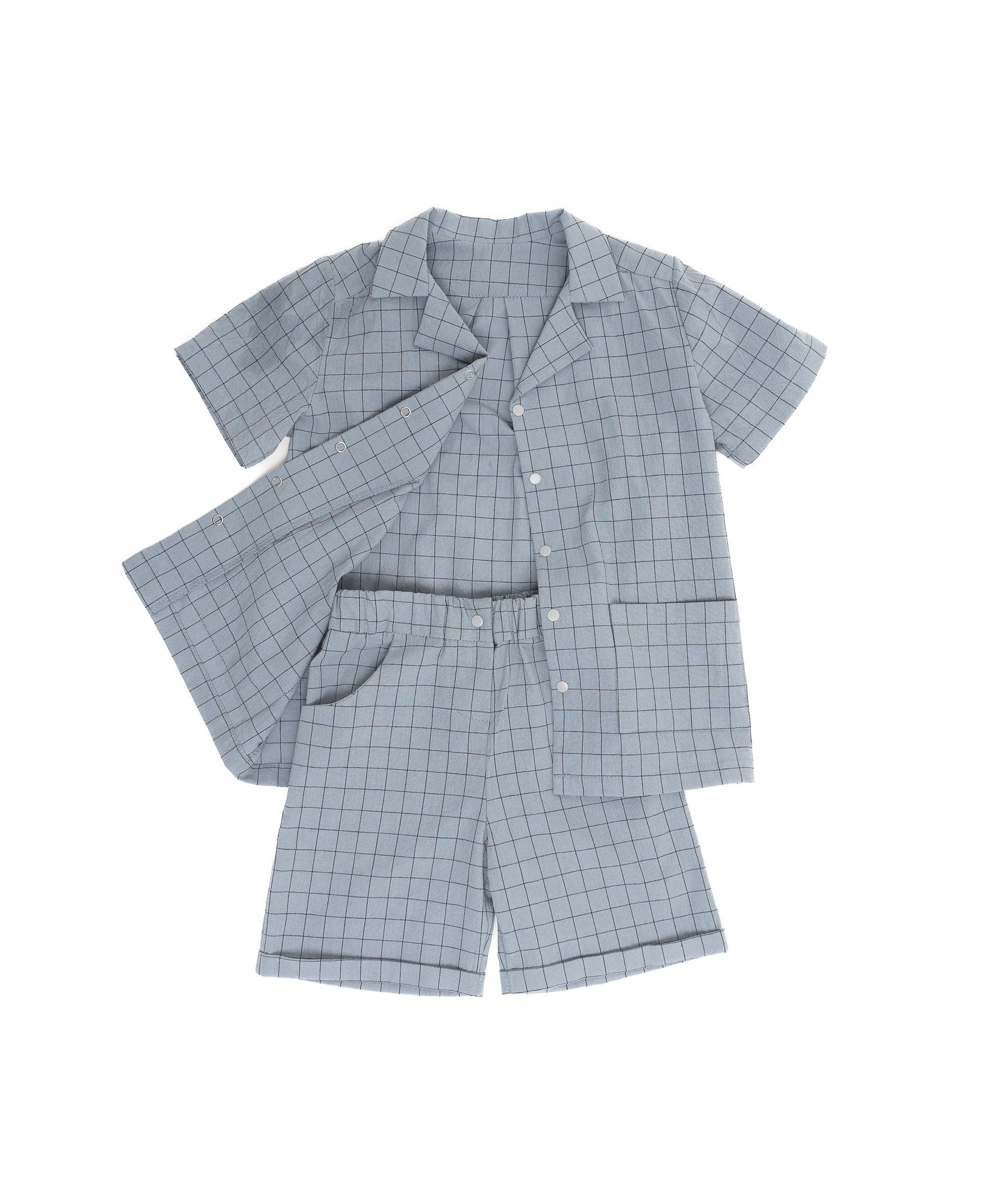 Костюм шорты и рубашка в клетку, серый