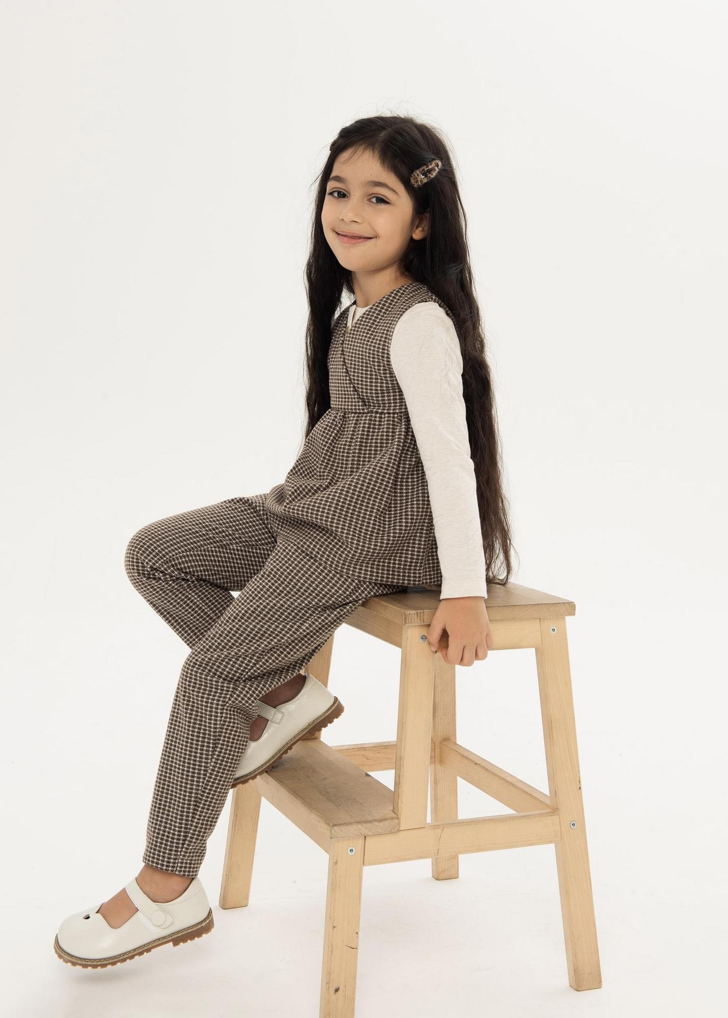 Костюм двойка брюки и удлиненный жилет в клетку, коричневый