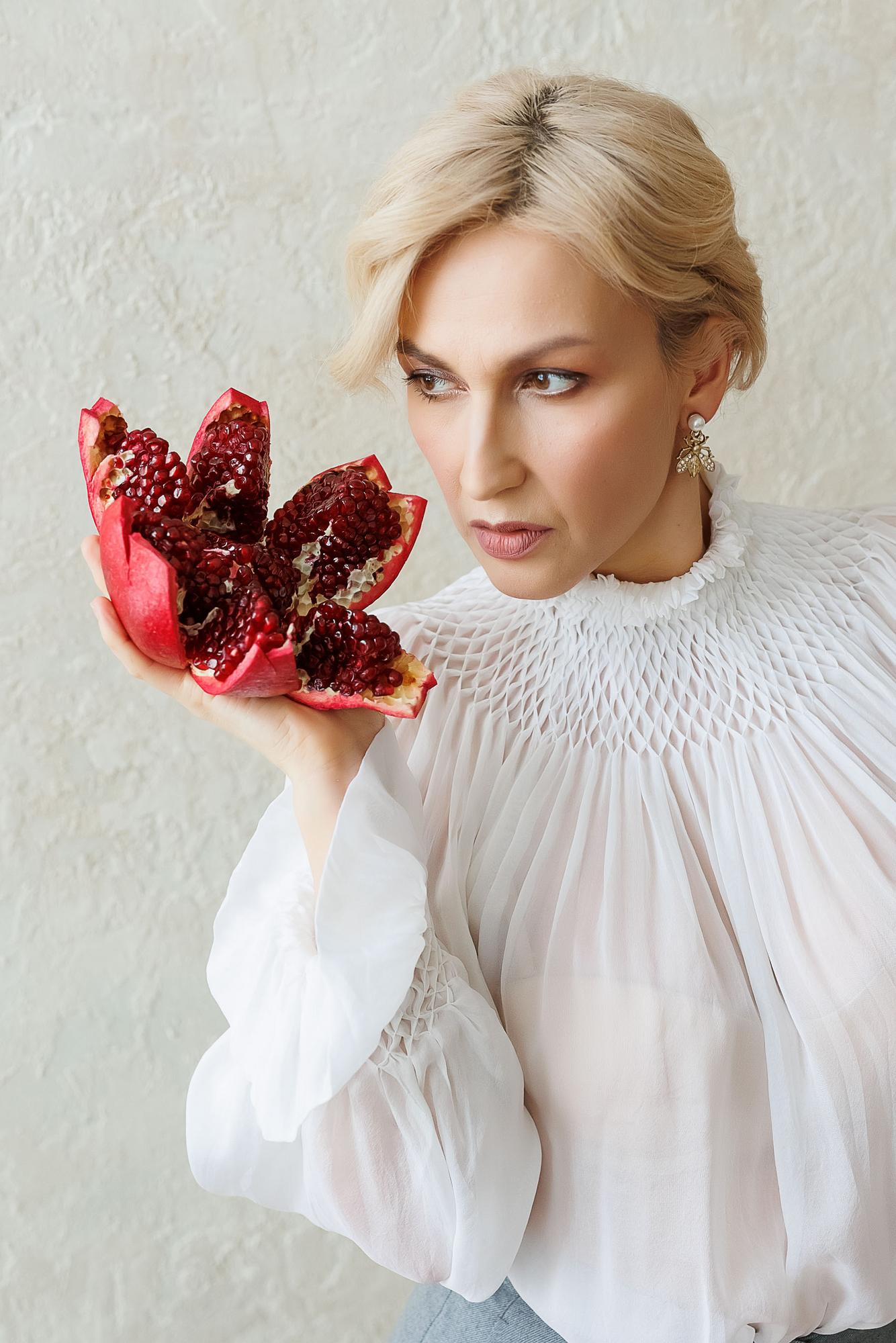 Шелковая блуза с ручной вышивкой