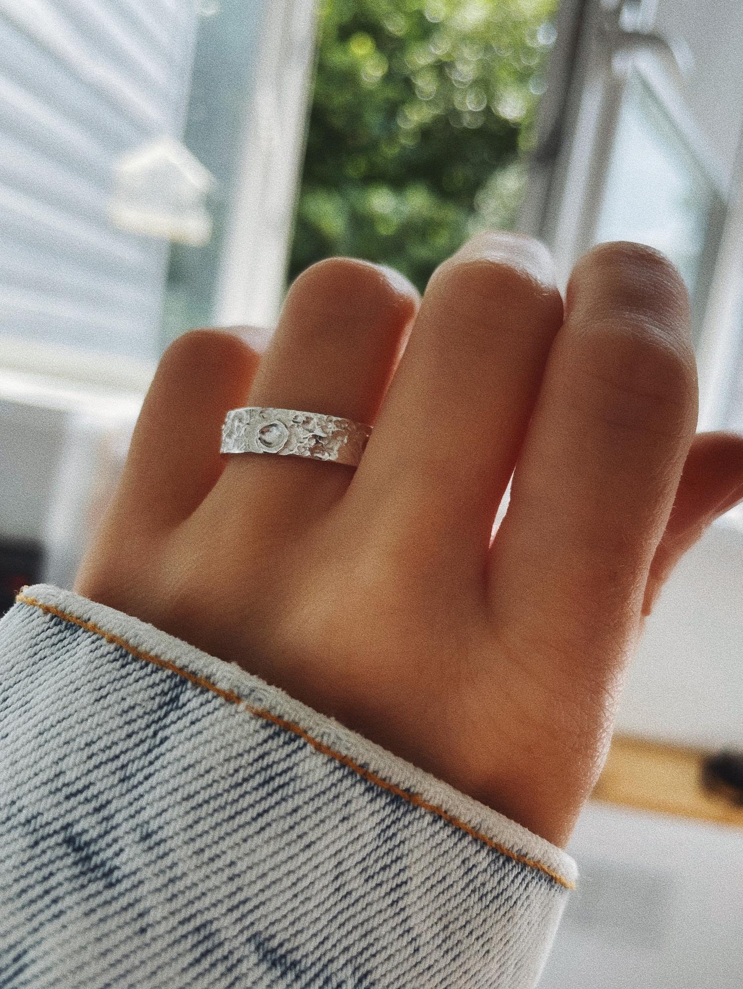 КОЛЬЦО ЛУНА, светлое