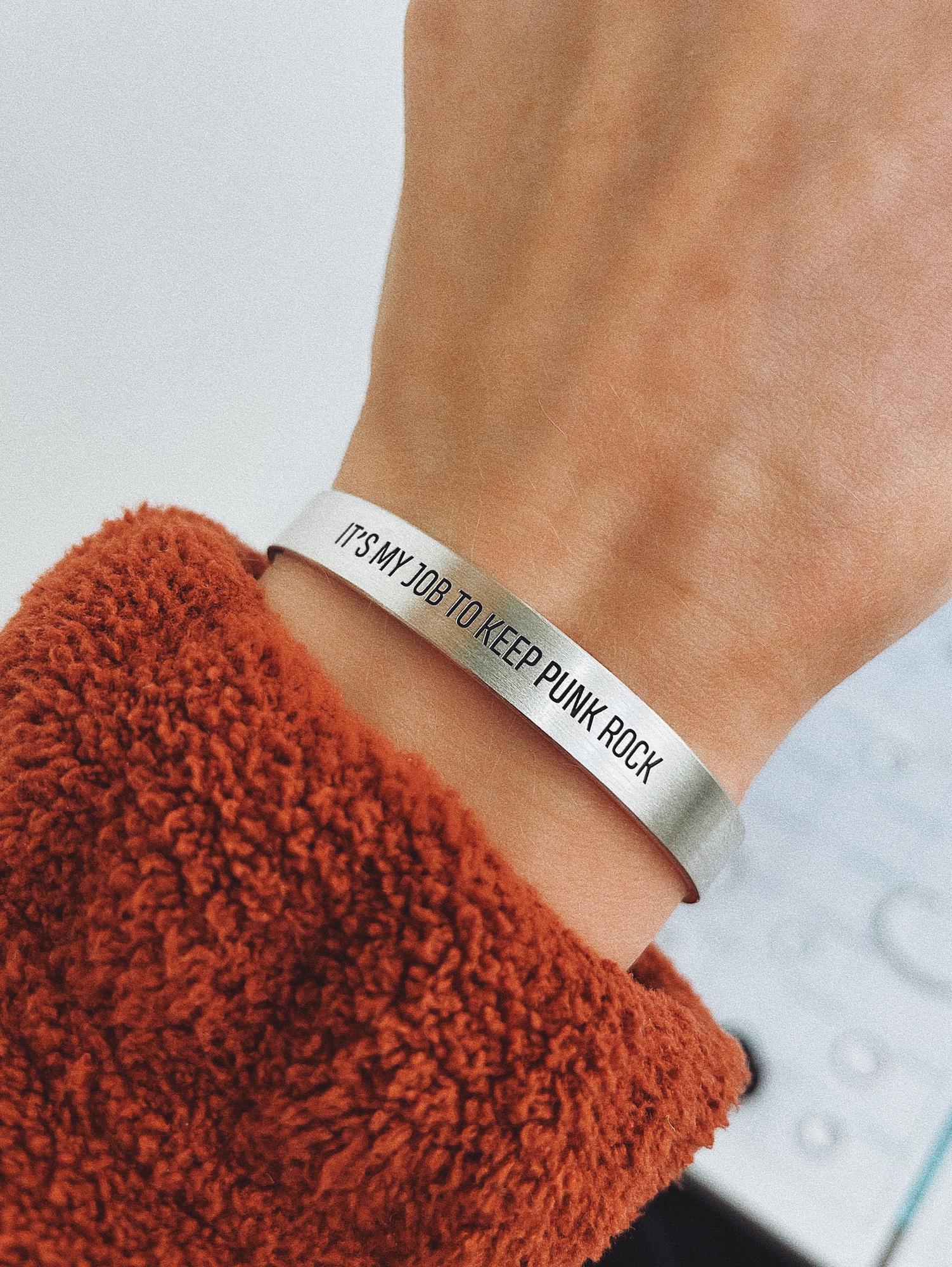 ШИРОКИЙ СПЛОШНОЙ БРАСЛЕТ С ПОСЛАНИЕМ