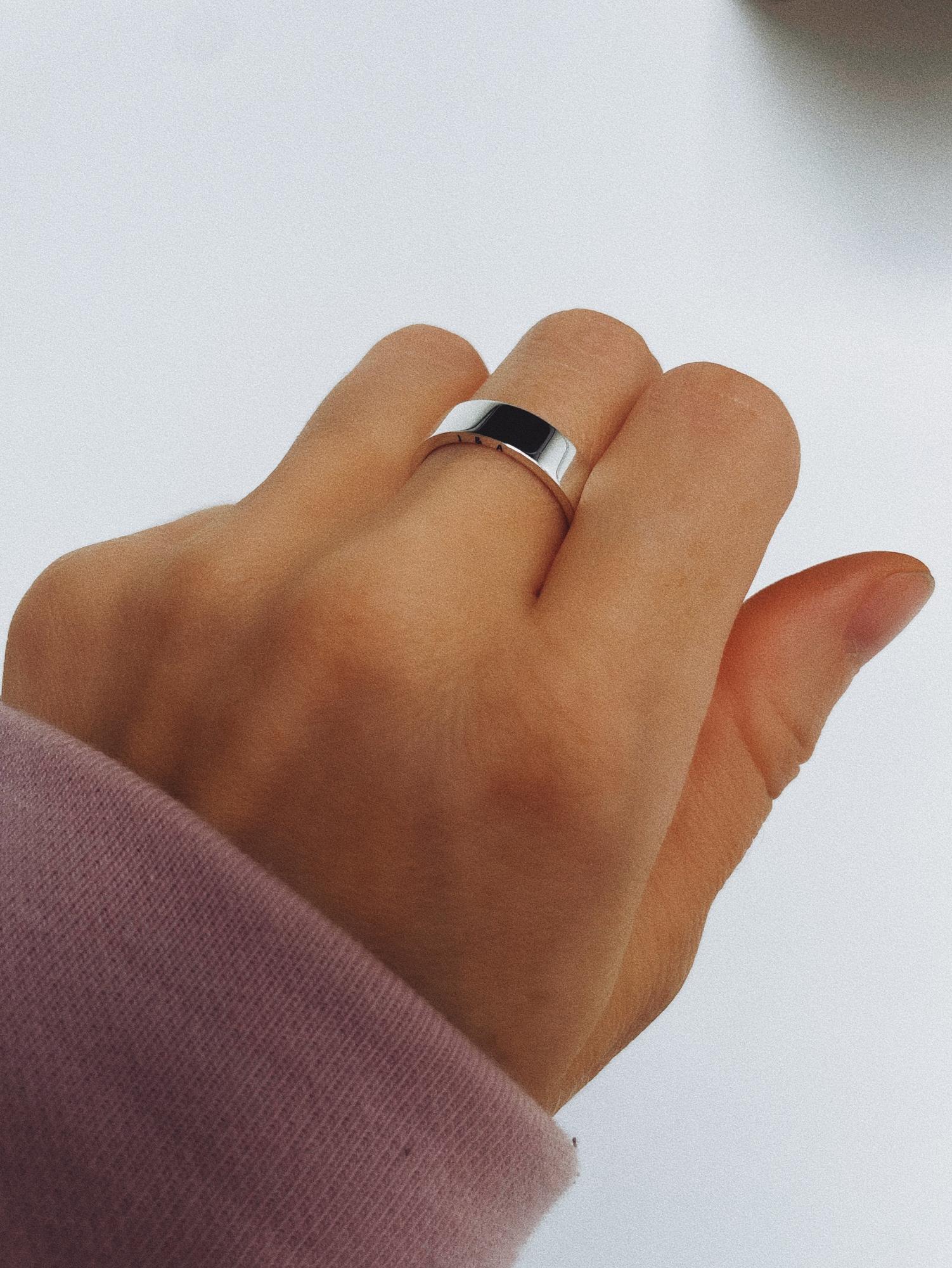 КОЛЬЦО С ГРАВИРОВКОЙ НА ТОРЦЕ, M