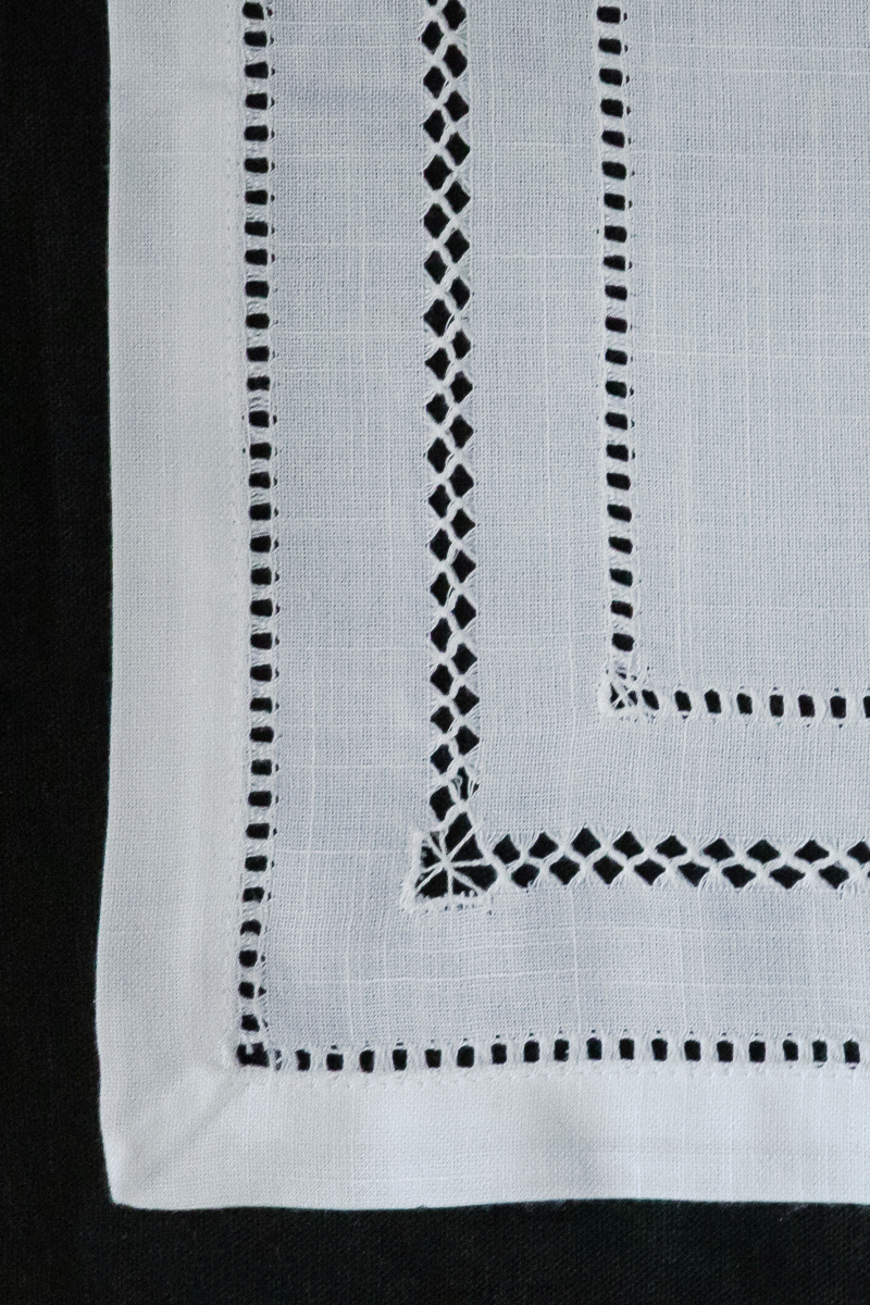 Cалфетка льняная с вышивкой квадратная